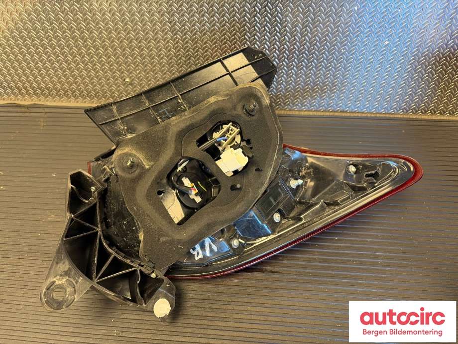 Baklykt venstre til Toyota Yaris 2014-2020 (Type III, Fase 2)  (TOYOTA|815600DB70|)