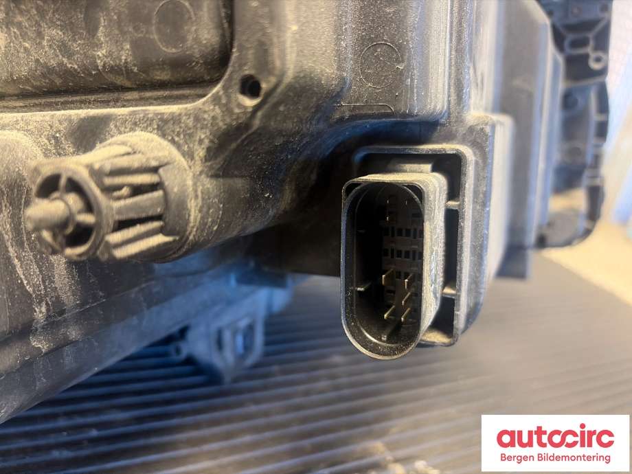 Frontlykt venstre halogen til Mercedes B-Klasse 2011-2018 (W246) (W246) (MERCEDES|A 246 906 33 01|)