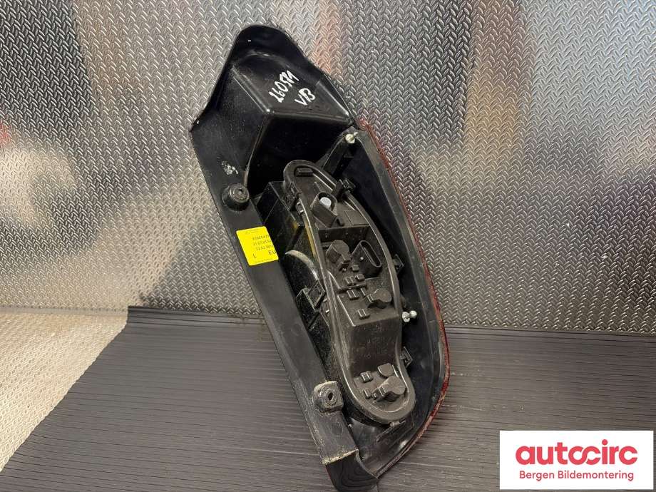 Baklykt venstre til Mitsubishi Colt 2009-2013 (Type VII, Fase 2) (MITSUBISHI|8330A695|)