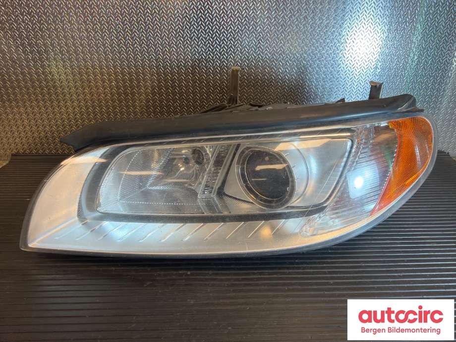 Frontlykt venstre halogen til Volvo V70, 2007-2013 (Type III, Fase 1) (VOLVO|31214415)