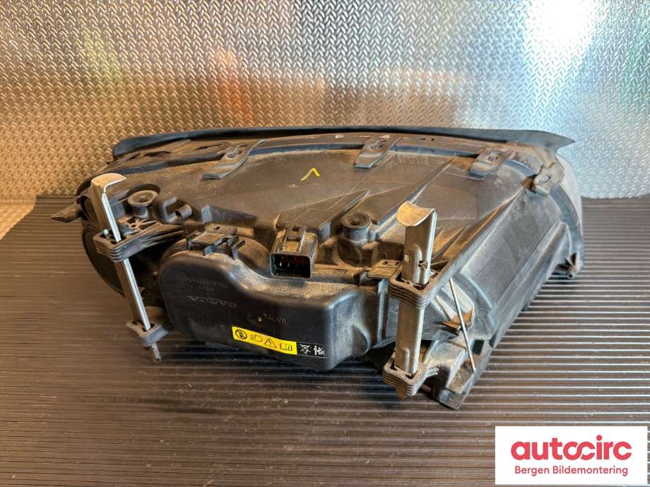 Frontlykt venstre halogen til Volvo V70 2007-2013 (Type III, Fase 1) (VOLVO|31214415|)
