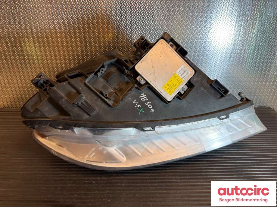 Frontlykt venstre halogen til Volvo V70 2007-2013 (Type III, Fase 1) (VOLVO|31214415|)