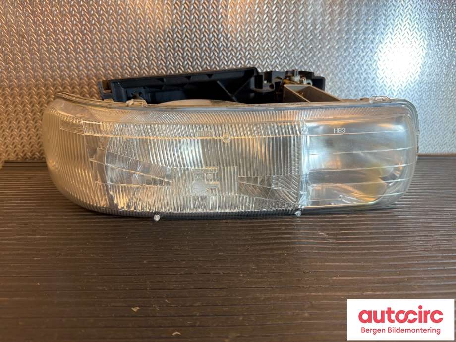 Frontlykt høyre halogen til Chevrolet Tahoe, 2001-2005 (Type II)  (CHEVROLET|16526138)