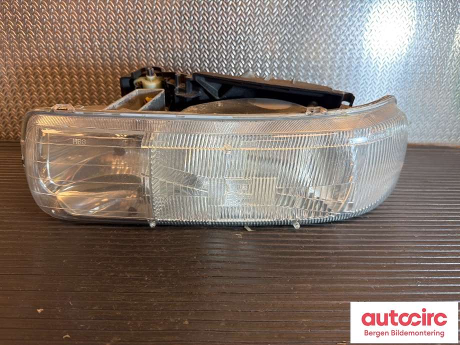 Frontlykt venstre halogen til Chevrolet Tahoe, 2001-2005 (Type II)  (CHEVROLET|16526137)