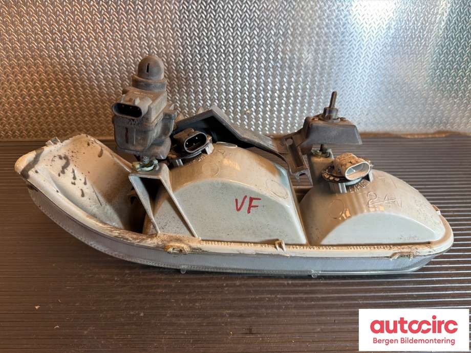 Frontlykt venstre halogen til Chevrolet Tahoe 2001-2005 (Type II)  (CHEVROLET|16526137|)