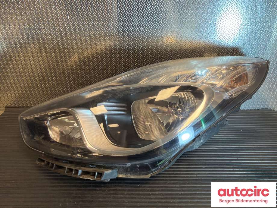 Frontlykt venstre halogen til Hyundai Ix20, 2010-2017  (HYUNDAI|921011K000)