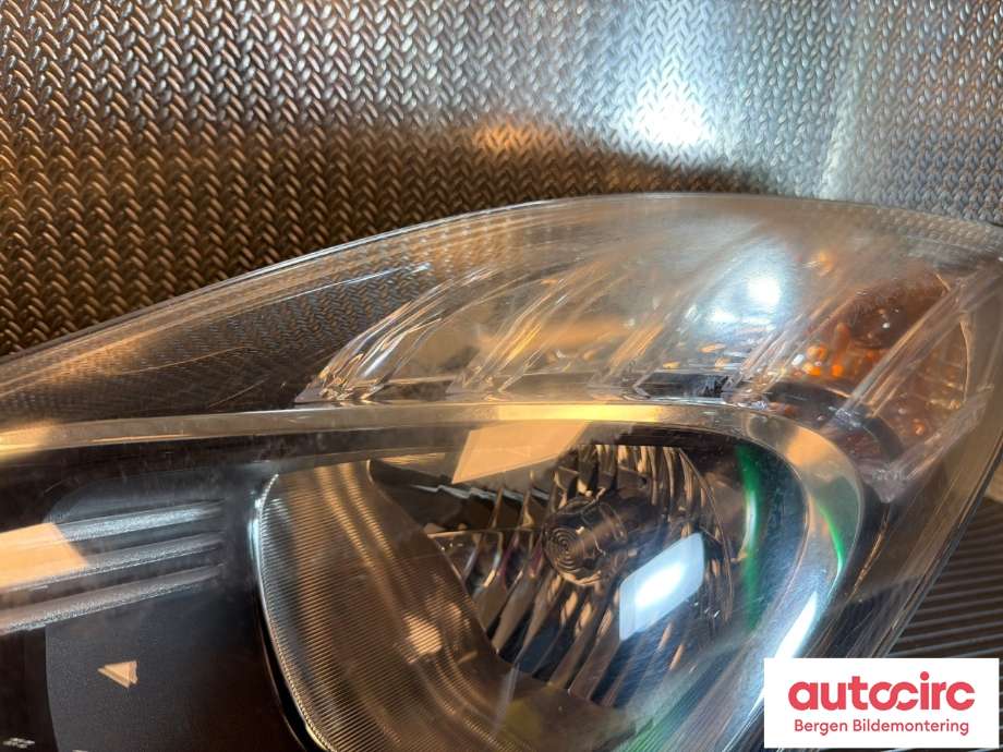 Frontlykt venstre halogen til Hyundai Ix20 2010-2017  (HYUNDAI|921011K000|)