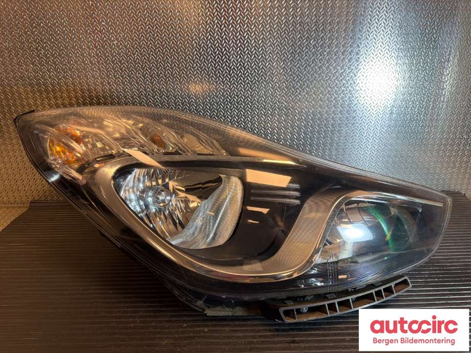 Frontlykt høyre halogen til Hyundai Ix20, 2010-2017  (HYUNDAI|921021K000)
