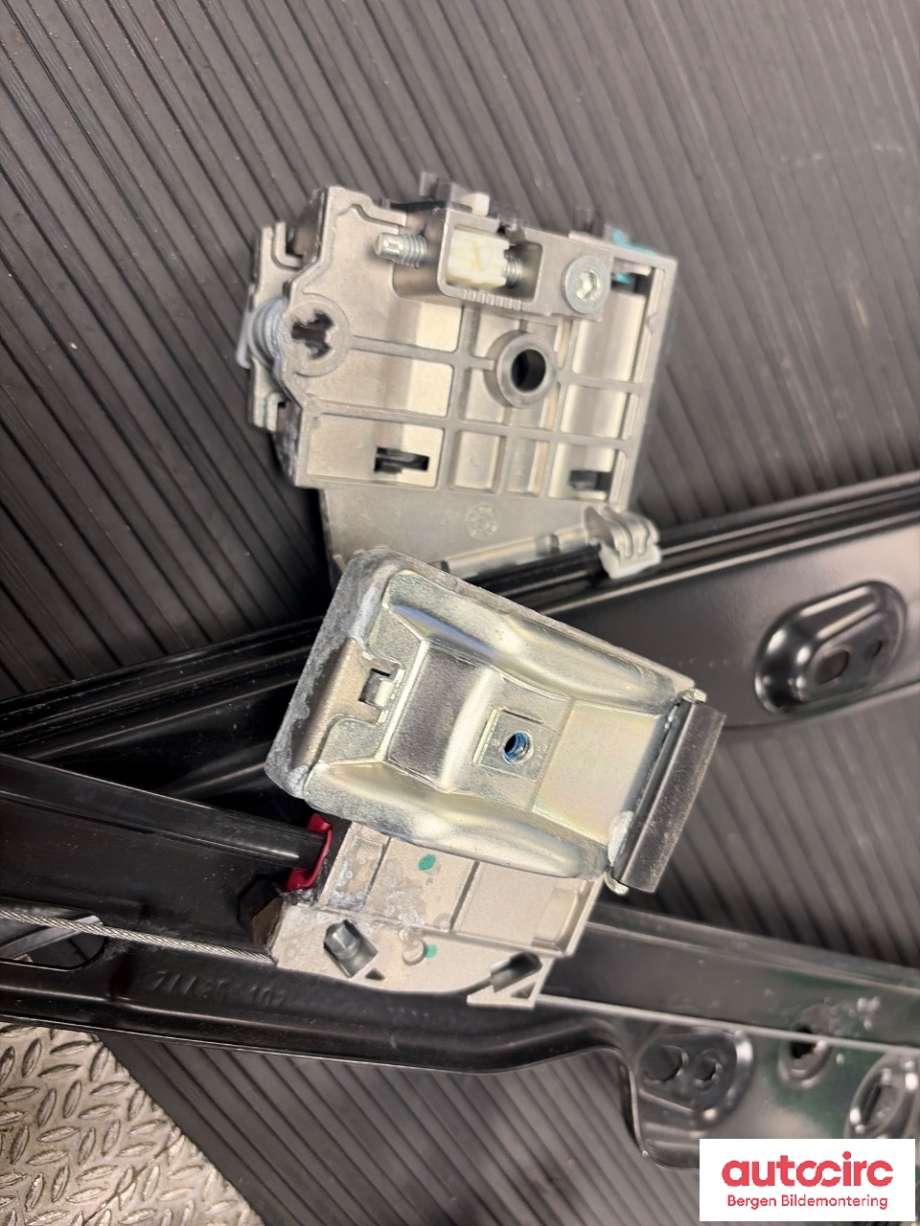 Ruteheis til Tesla Model Y 2021-2024 (Type I)  (TESLA|2005484-00-A|)