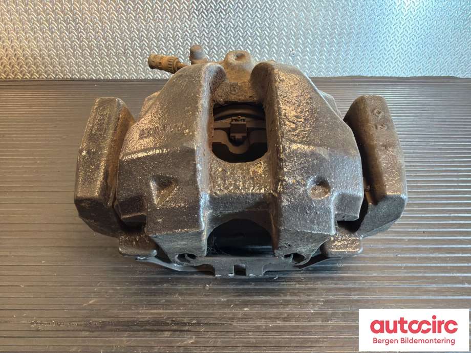 Bremsecaliper venstre foran til BMW X4 2014-2018 (F26) (F26) (BMW|34 10 6 790 921|)
