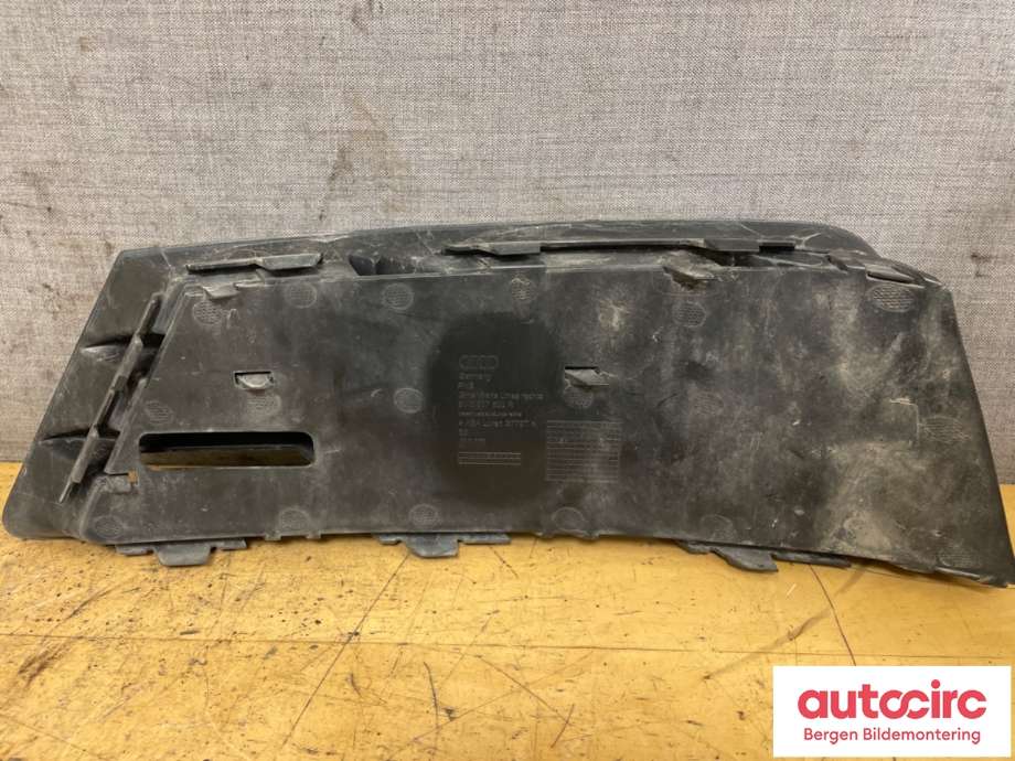 Grill høyre til Audi A4 2015-2019 (Type V, Fase 1) (B9) (B9) (AUDI|8W0 807 682 R|)