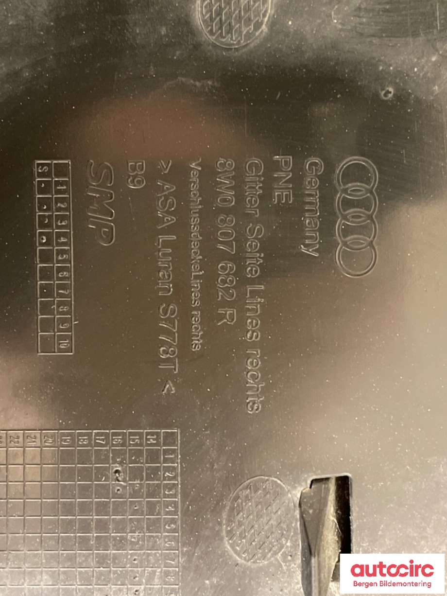 Grill høyre til Audi A4 2015-2019 (Type V, Fase 1) (B9) (B9) (AUDI|8W0 807 682 R|)
