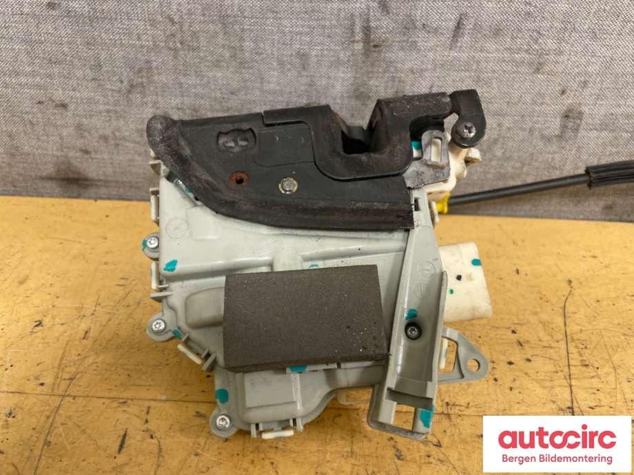 Låsekasse høyre til Audi A1 2010-2014 (Type I, Fase 1)  (AUDI|8J1 837 016 C|)