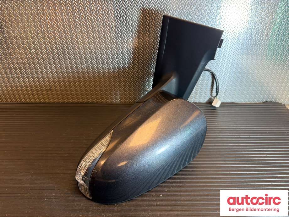 Speil venstre til Toyota Yaris 2012-2014 (Type III, Fase 1) (TOYOTA|879400D590|)