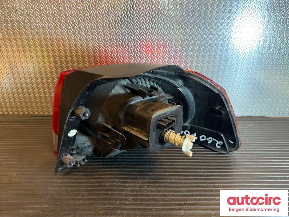 Baklykt venstre indre til VW Golf VI 2008-2012 (VOLKSWAGEN|5K0 945 093 AB|)
