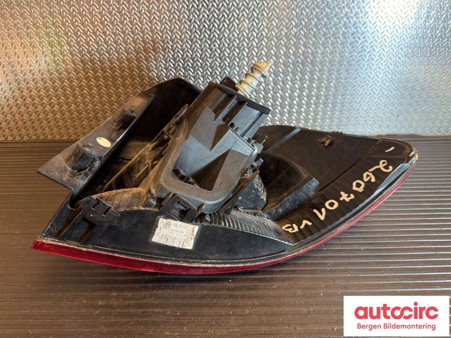 Baklykt venstre indre til VW Golf VI 2008-2012 (VOLKSWAGEN|5K0 945 093 AB|)