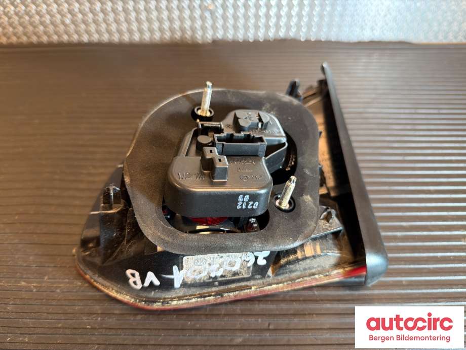 Baklykt venstre til VW Golf VI 2008-2012  (VOLKSWAGEN|5K0 945 095 N|)
