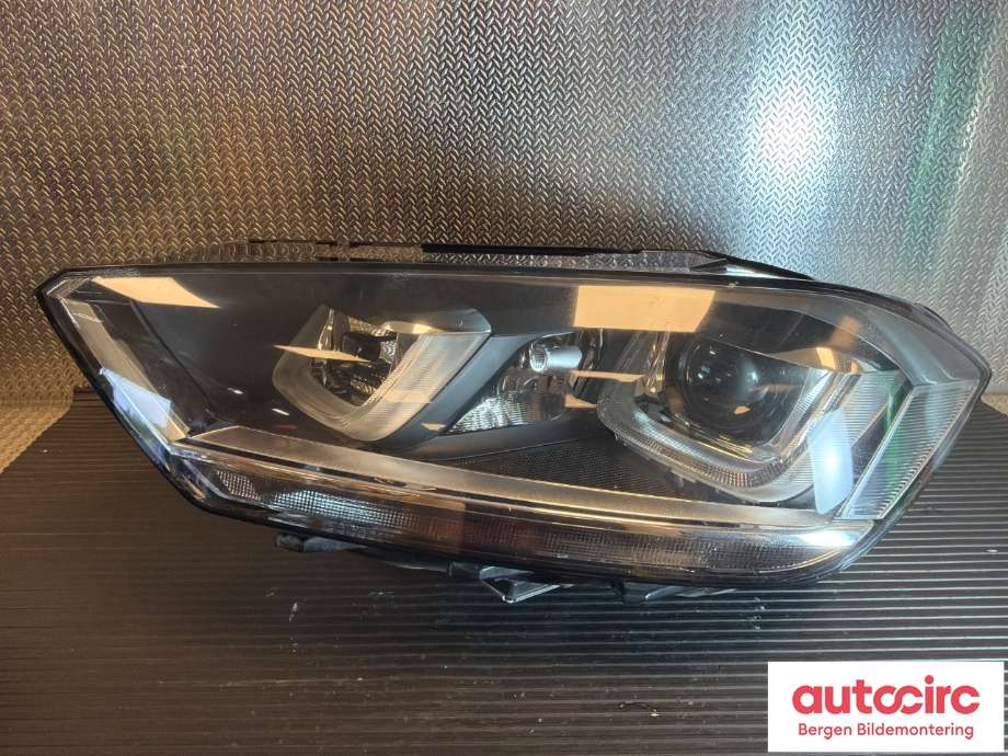Frontlykt venstre halogen til VW Golf Sportsvan, 2014-2018 (VOLKSWAGEN|517 941 043 B)