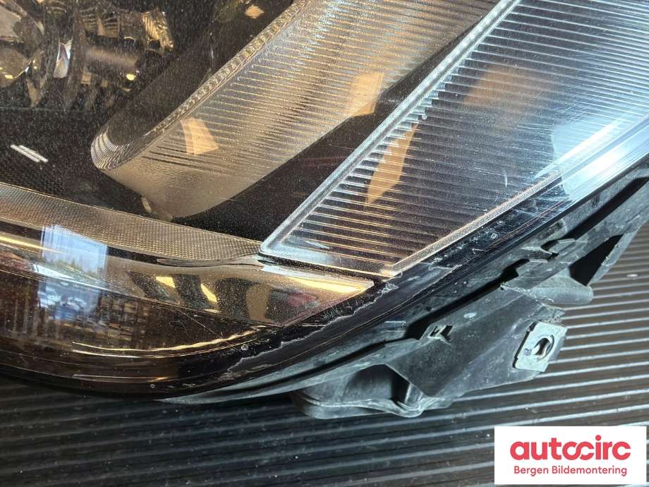Frontlykt venstre halogen til VW Golf Sportsvan 2014-2018  (VOLKSWAGEN|517 941 043 B||517 941 033 B)