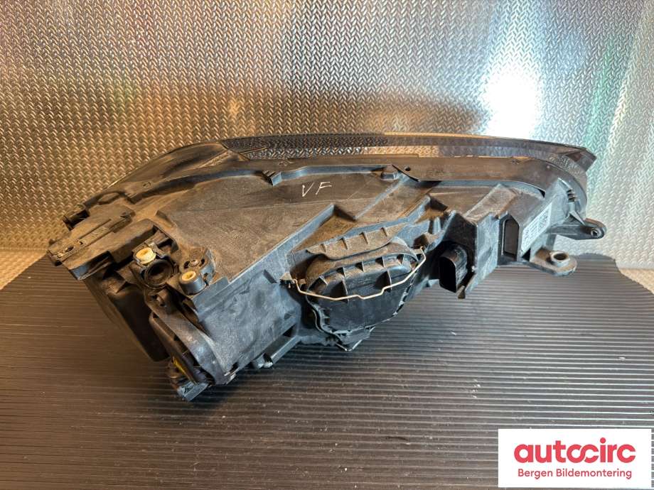Frontlykt venstre halogen til VW Golf Sportsvan 2014-2018  (VOLKSWAGEN|517 941 043 B||517 941 033 B)