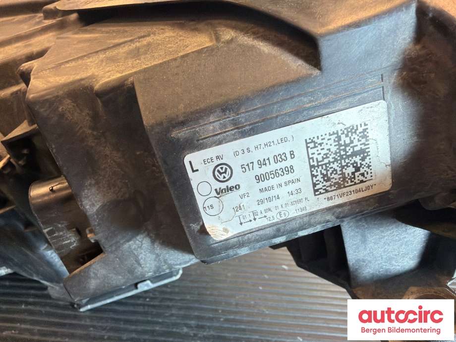 Frontlykt venstre halogen til VW Golf Sportsvan 2014-2018  (VOLKSWAGEN|517 941 043 B||517 941 033 B)