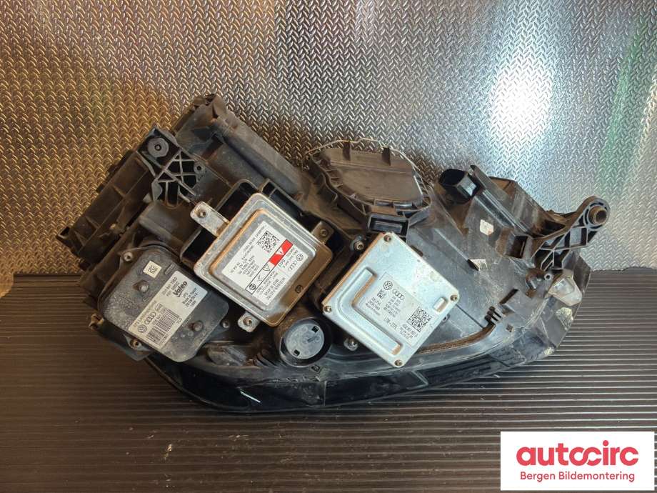 Frontlykt venstre halogen til VW Golf Sportsvan 2014-2018  (VOLKSWAGEN|517 941 043 B||517 941 033 B)