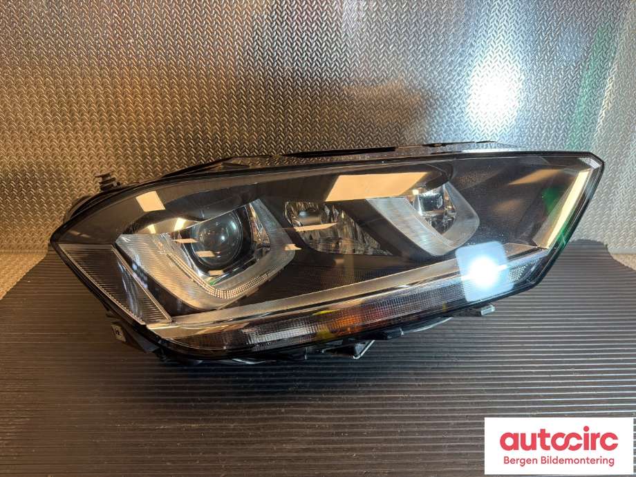 Frontlykt høyre halogen til VW Golf Sportsvan, 2014-2018 (VOLKSWAGEN|517 941 044 B)