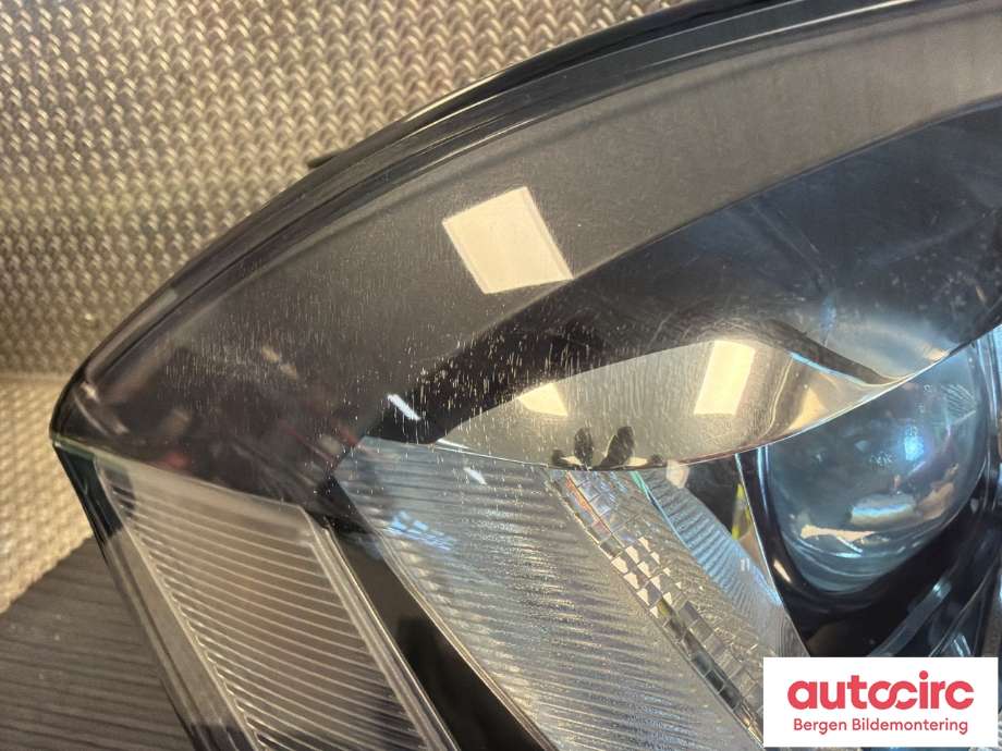 Frontlykt høyre halogen til VW Golf Sportsvan 2014-2018  (VOLKSWAGEN|517 941 044 B||517 941 034 B)