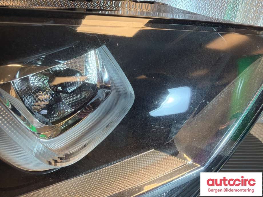 Frontlykt høyre halogen til VW Golf Sportsvan 2014-2018  (VOLKSWAGEN|517 941 044 B||517 941 034 B)