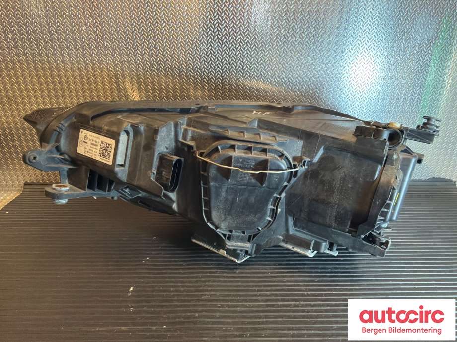 Frontlykt høyre halogen til VW Golf Sportsvan 2014-2018  (VOLKSWAGEN|517 941 044 B||517 941 034 B)