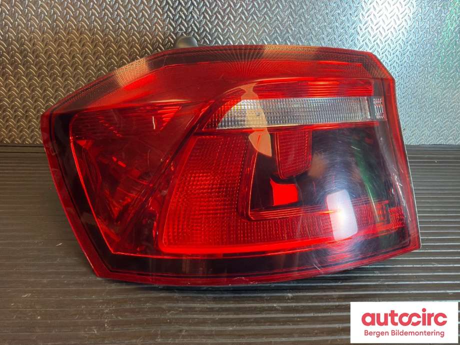 Baklykt venstre til VW Golf Sportsvan, 2014-2018 (VOLKSWAGEN|510 945 095 AF)
