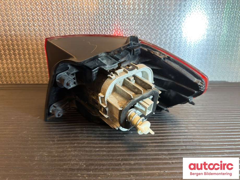 Baklykt venstre til VW Golf Sportsvan 2014-2018 (VOLKSWAGEN|510 945 095 AF|)