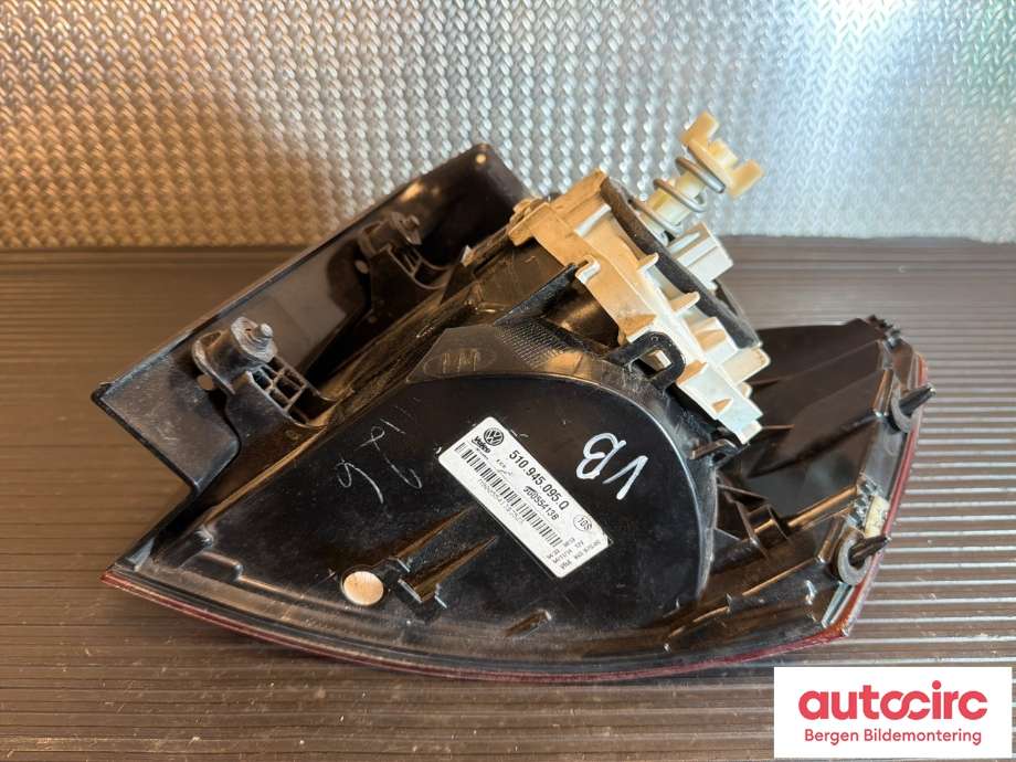 Baklykt venstre til VW Golf Sportsvan 2014-2018 (VOLKSWAGEN|510 945 095 AF|)