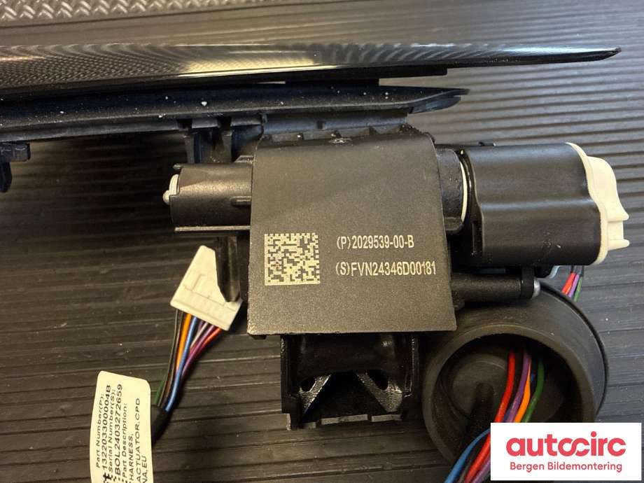 Batterilader inntak/luke til Tesla Model Y 2021-2024 (Type I)  (TESLA|2029539-00-B|)