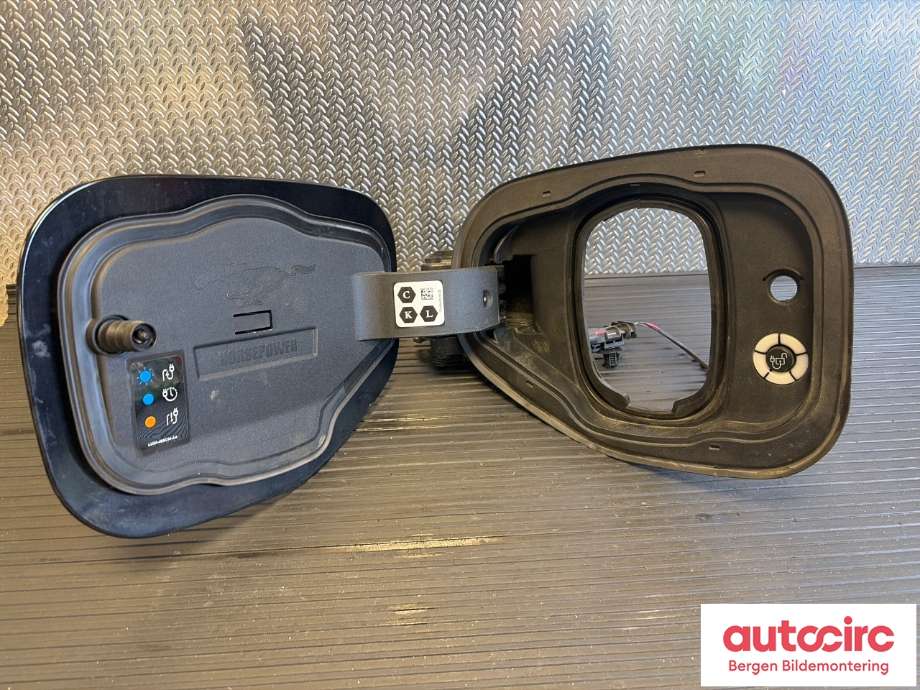 Batterilader inntak/luke til Ford Mustang Mach-e 2020-->>  (FORD (US)|LJ8B-R405A02-AA|2612959|2481983)