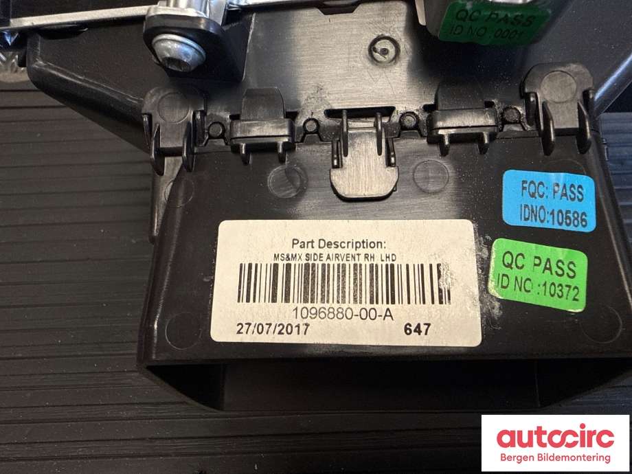 Dashbord friskluftdyse til Tesla Model X 2016-->>  (TESLA|1096880-00-A|1042771-11-C|1096879-00-A)