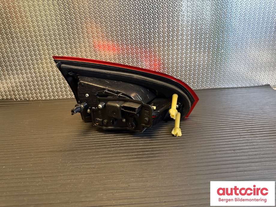 Baklykt høyre indre til Ford S-Max 2010-2015 (Type I, Fase 2)  (FORD|1747110|AM21-13A602-AF|)