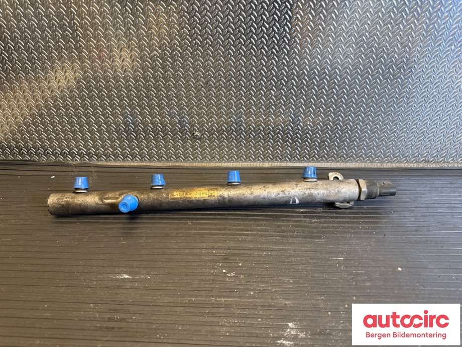 Dyseskinne (fuelrail) til Mercedes GL, 2006-2012 (X164) (X164) (MERCEDES|A 629 070 14 95)