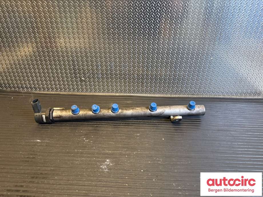 Dyseskinne (fuelrail) til Mercedes GL, 2006-2012 (X164) (X164) (MERCEDES|A 629 070 07 95)