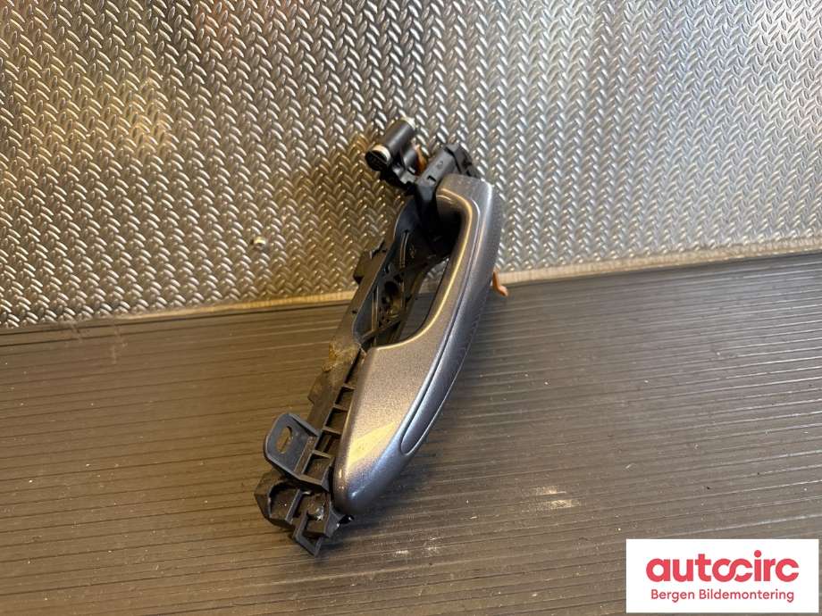 Dørhåndtak utv venstre bak til Toyota RAV4 2013-2015 (Type IV, Fase 1) (TOYOTA|6921142040J0|6920442070|)