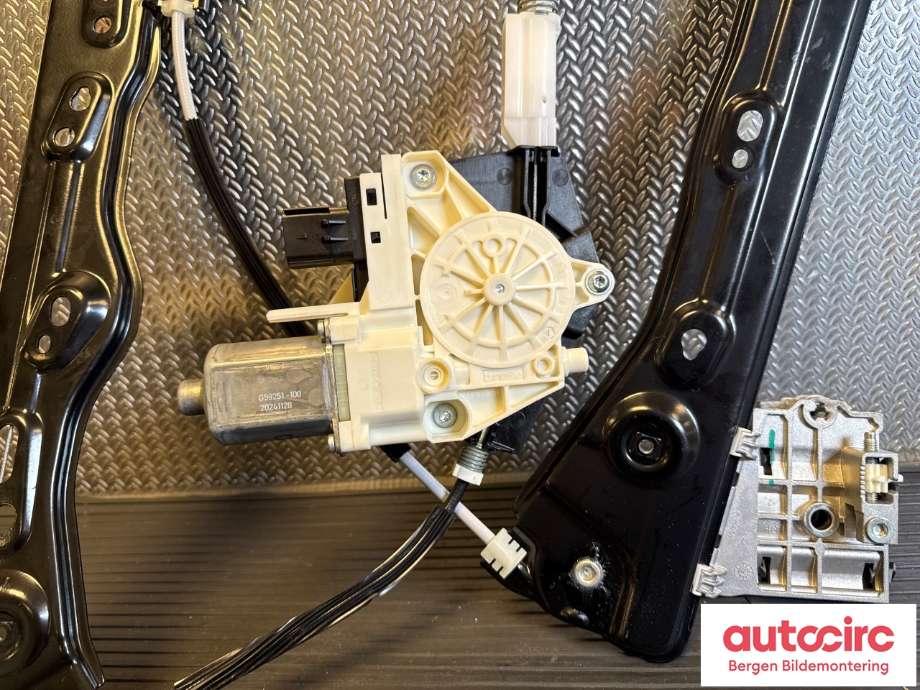 Ruteheis til Tesla Model Y 2021-2024 (Type I)  (TESLA|2005481-00-A|)