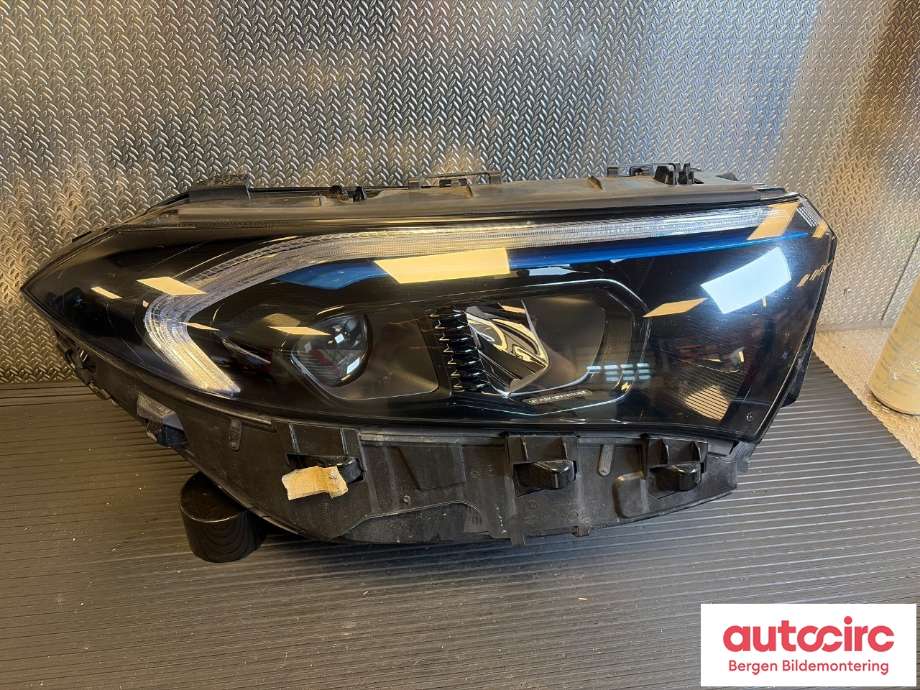 Frontlykt høyre halogen til Mercedes EQB, 2022-->> (A 243 906 08 00)