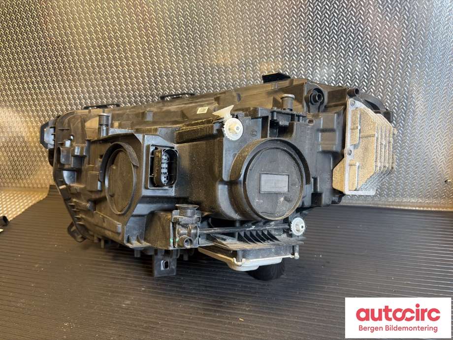 Frontlykt høyre halogen til Mercedes EQB 2022-->> (A 243 906 08 00|)