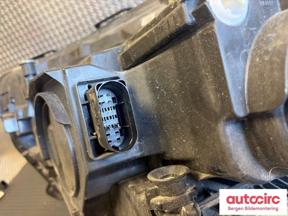 Frontlykt høyre halogen til Mercedes EQB 2022-->> (A 243 906 08 00|)