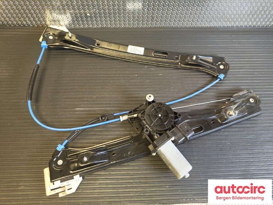Ruteheis høyre til BMW 3-Serie 2012-2018 (F30/F31/F34) (F30/F31/F34) (BMW|51 33 7 281 886|)