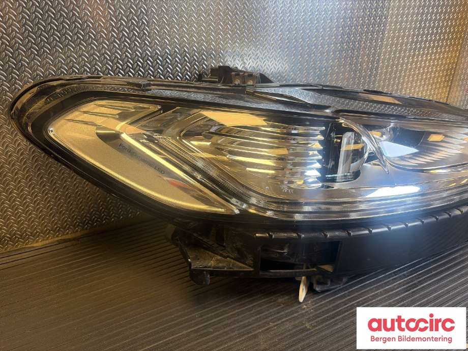 Frontlykt høyre halogen til Ford Mondeo 2014-2019 (Type V, Fase 1)  (FORD|2519159|)