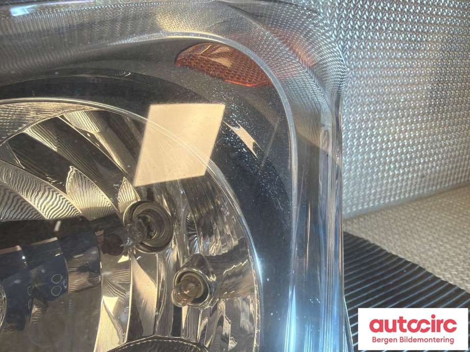 Frontlykt venstre halogen til Ford Transit Connect 2013-2018 Type II, Fase 1 (FORD|1949635|FT11-13W030-DB|)