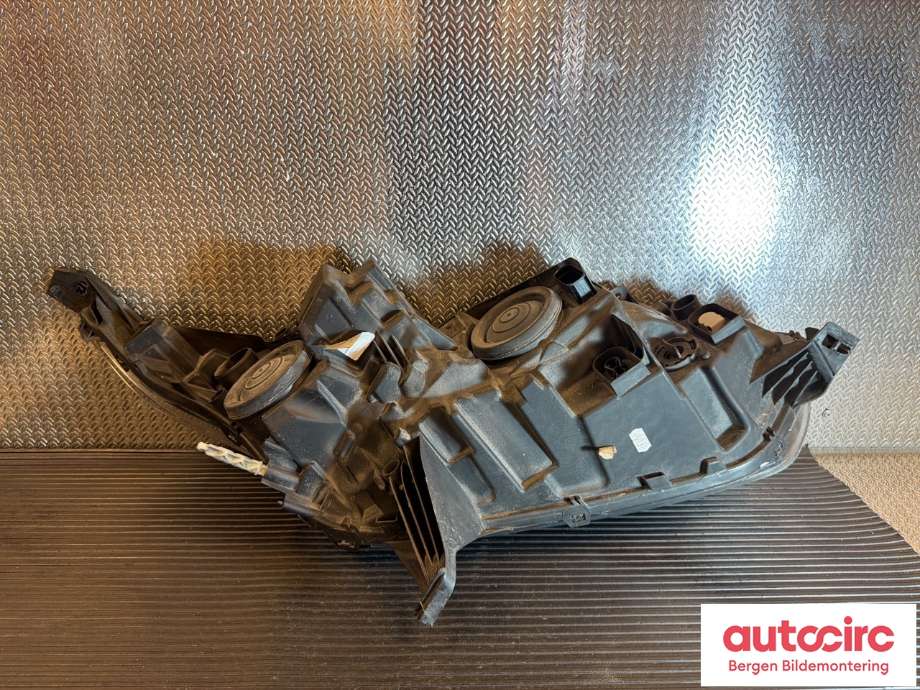Frontlykt venstre halogen til Ford Transit Connect 2013-2018 Type II, Fase 1 (FORD|1949635|FT11-13W030-DB|)