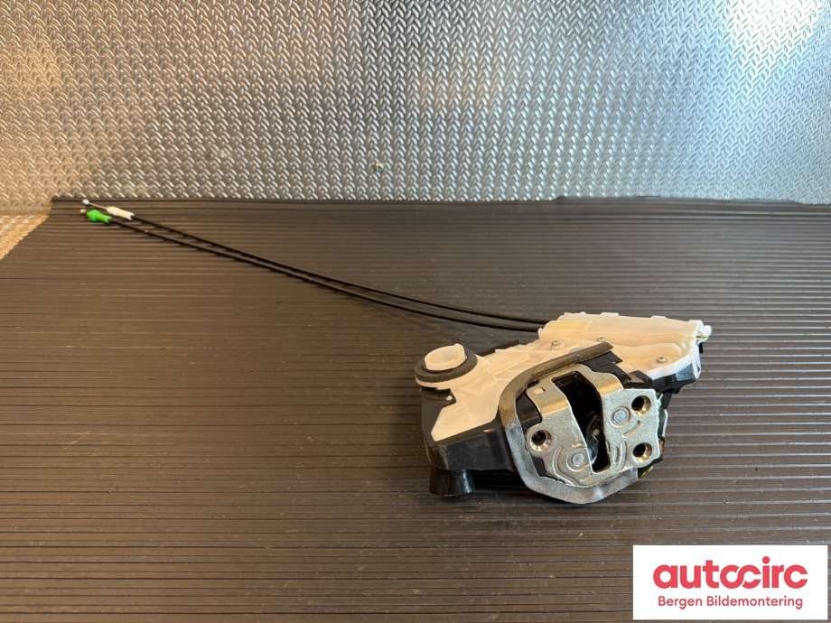 Låsekasse venstre foran til Toyota Yaris 2014-2020 (Type III, Fase 2) (TOYOTA|690400D520|)