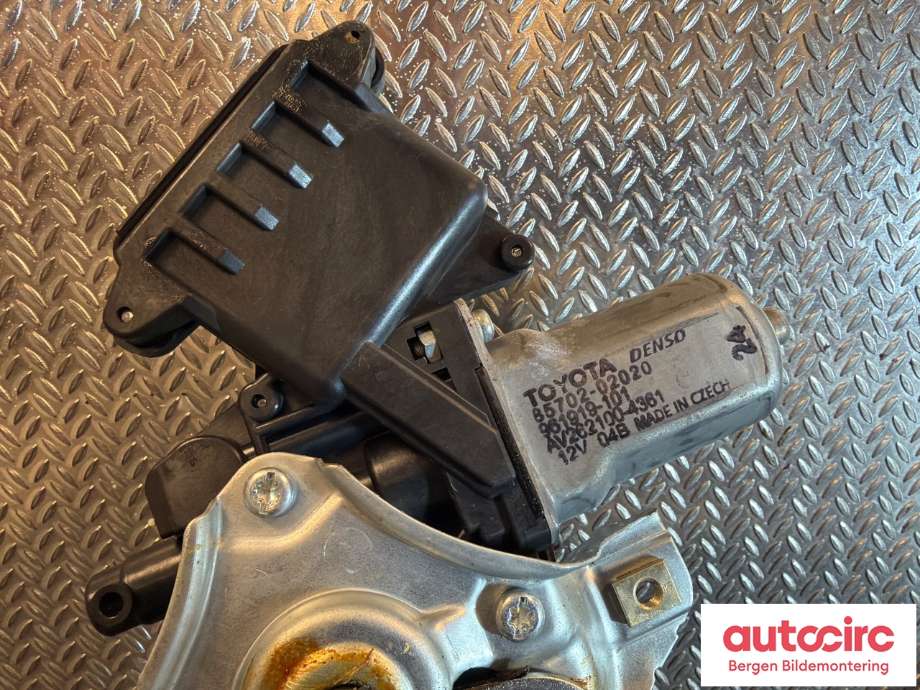 Ruteheis venstre foran til Toyota Yaris 2014-2020 (Type III, Fase 2)  (TOYOTA|698200D440|)